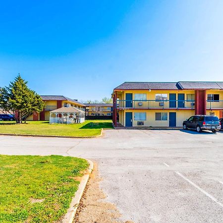 Castle Inn & Suites By Oyo Chickasha Esterno foto