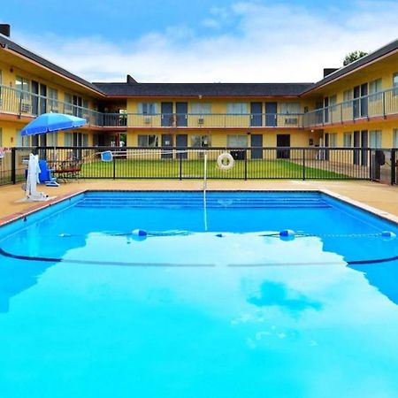 Castle Inn & Suites By Oyo Chickasha Esterno foto