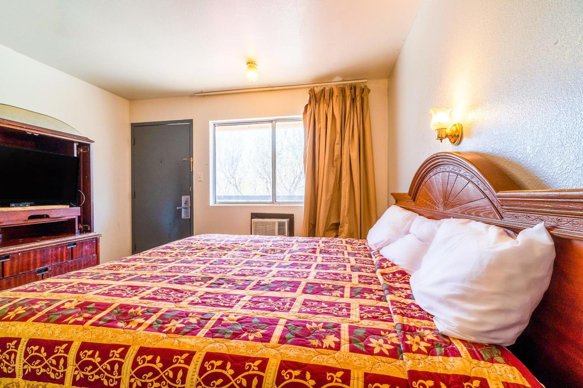 Castle Inn & Suites By Oyo Chickasha Esterno foto