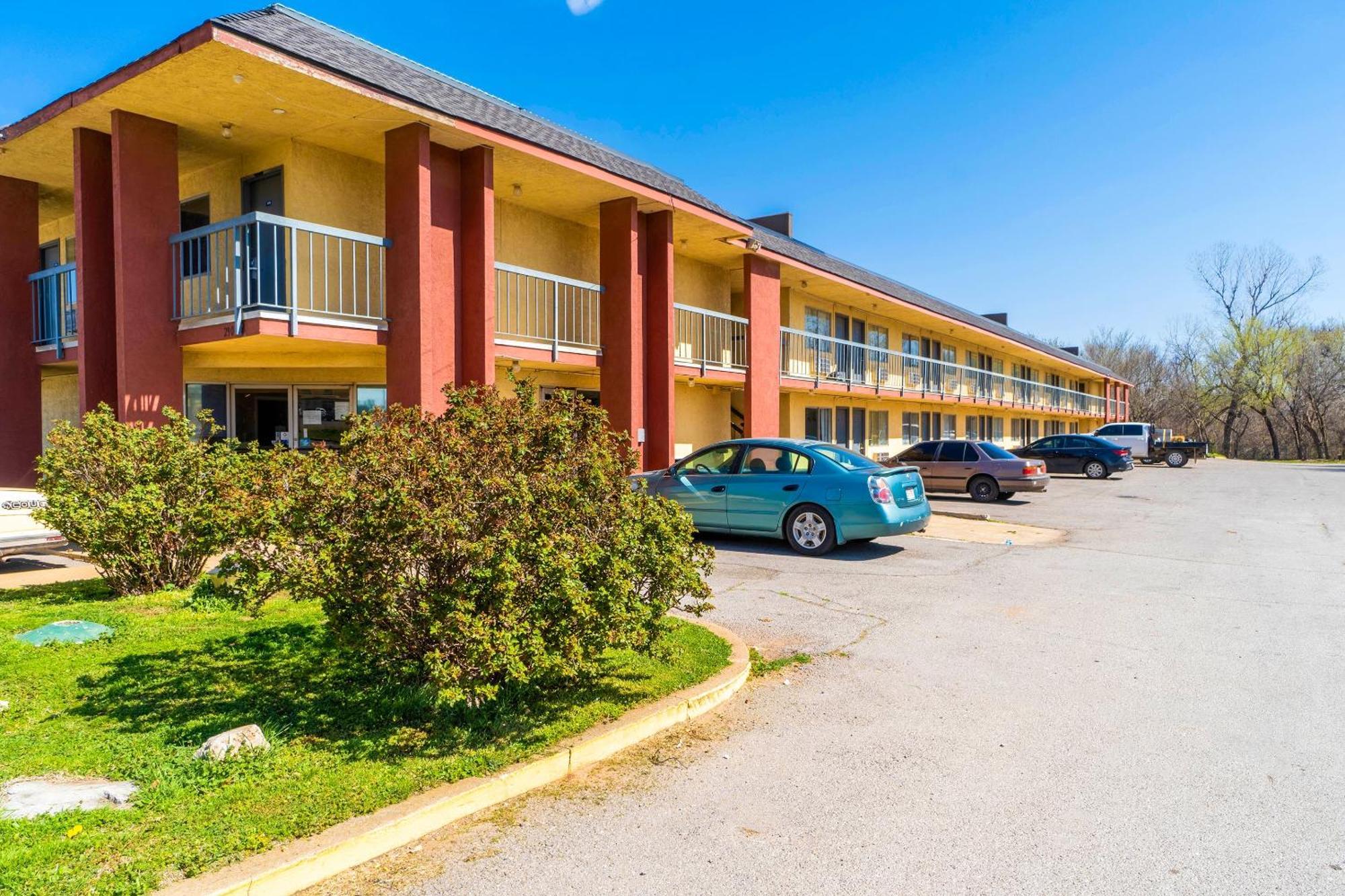 Castle Inn & Suites By Oyo Chickasha Esterno foto