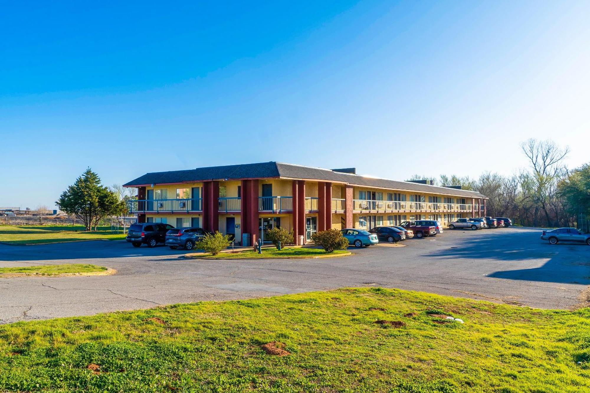 Castle Inn & Suites By Oyo Chickasha Esterno foto