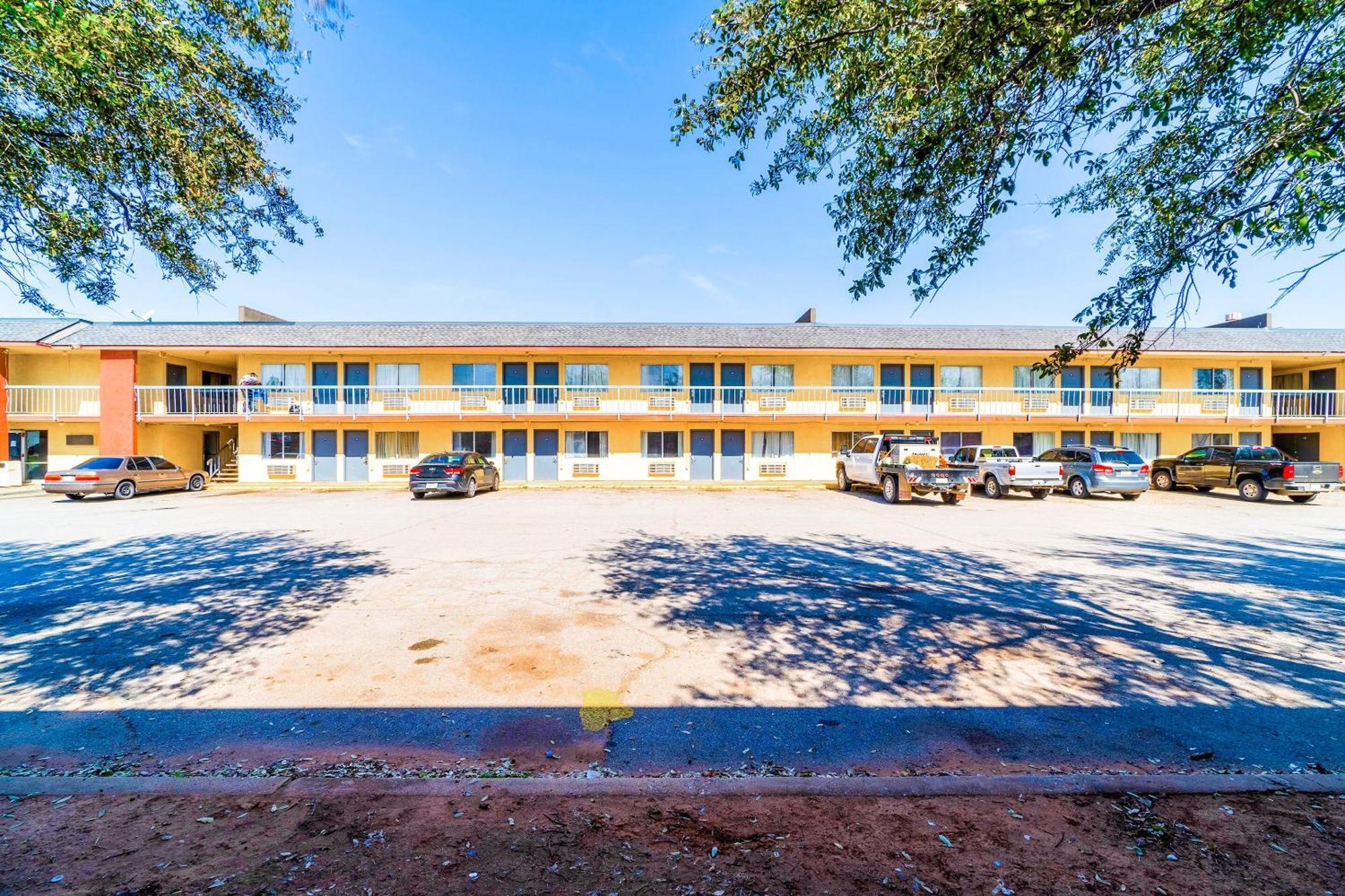 Castle Inn & Suites By Oyo Chickasha Esterno foto