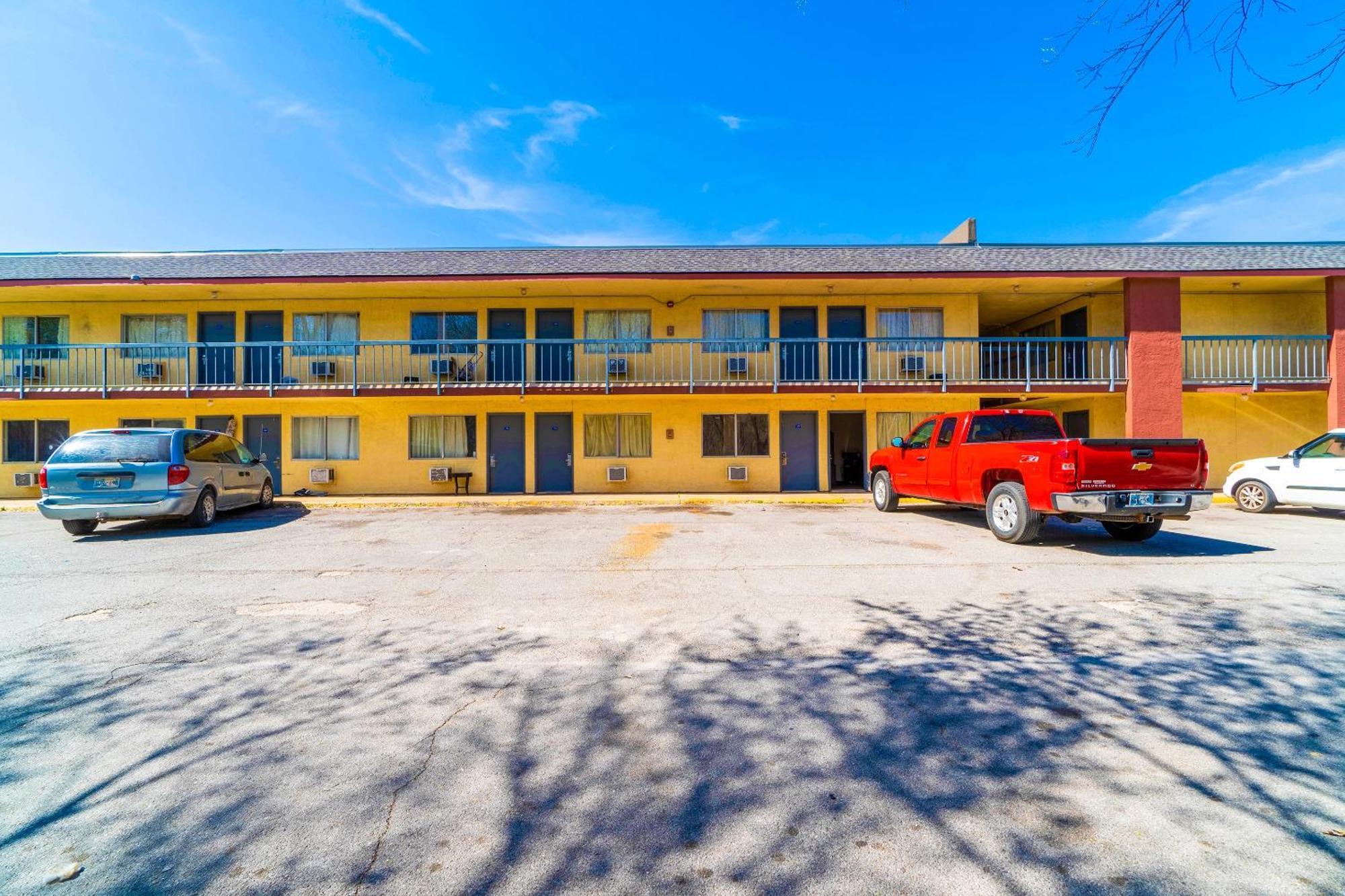 Castle Inn & Suites By Oyo Chickasha Esterno foto