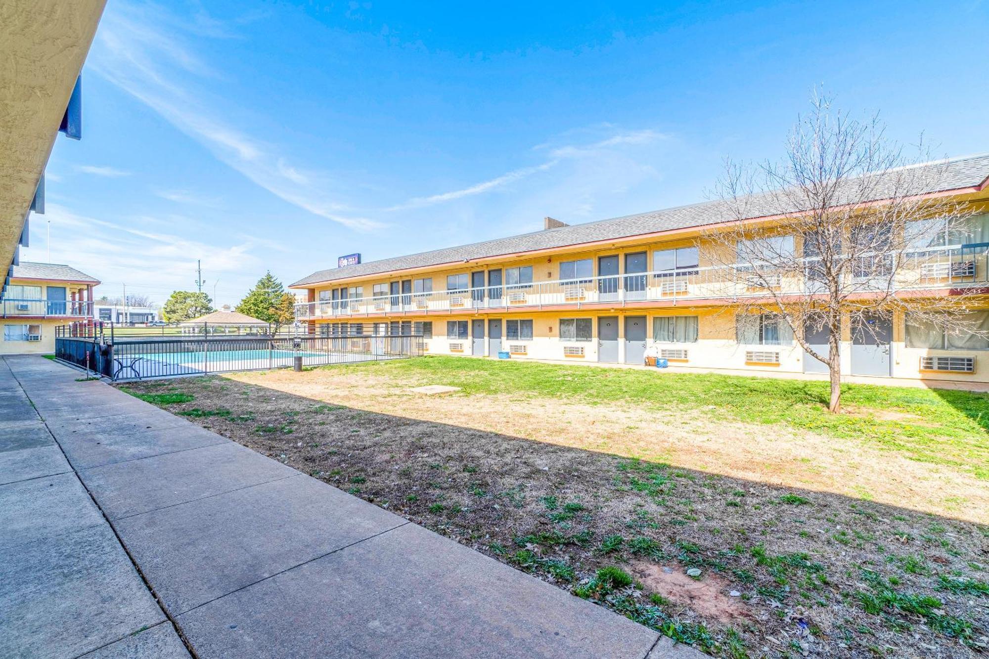 Castle Inn & Suites By Oyo Chickasha Esterno foto