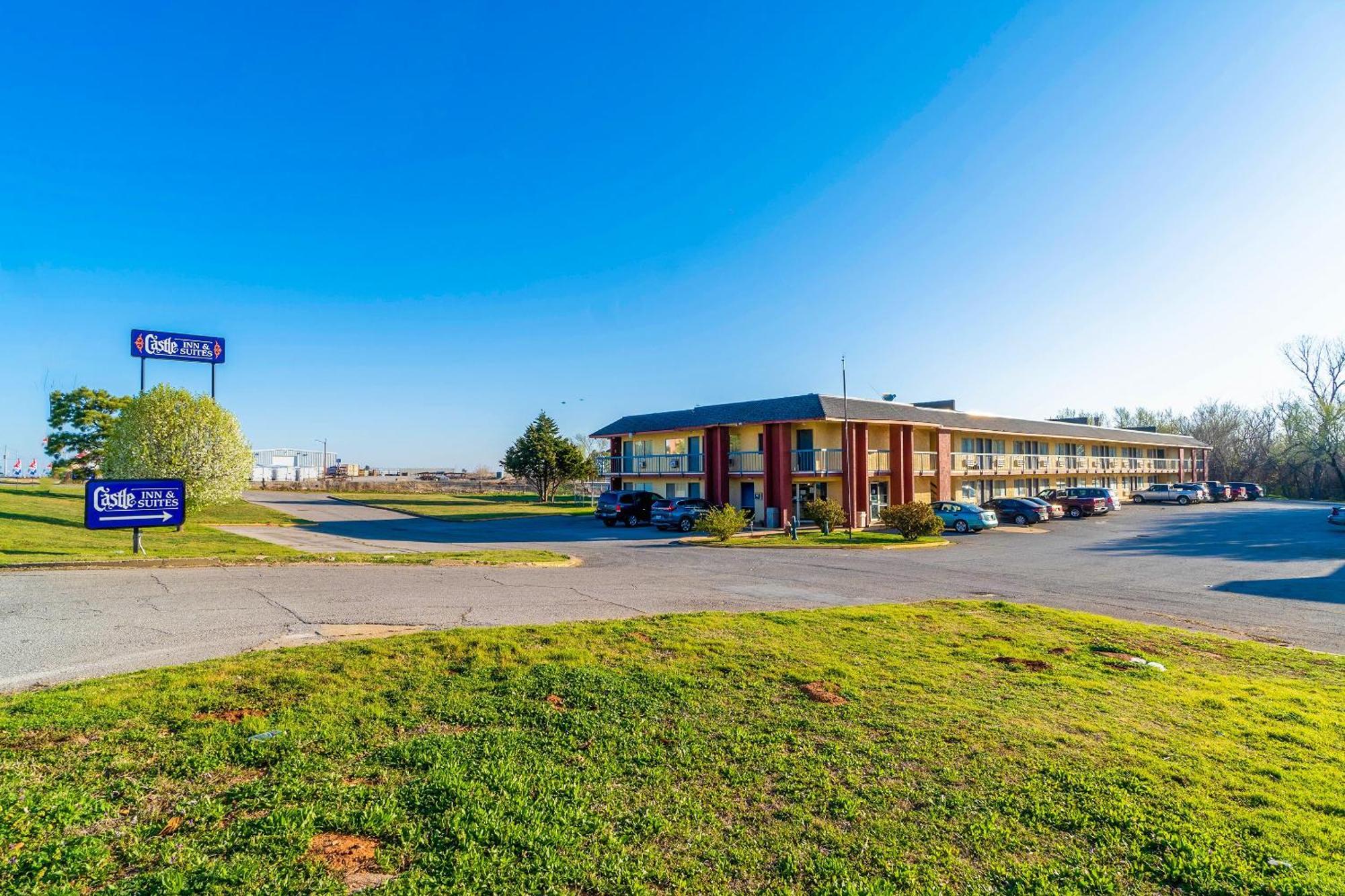 Castle Inn & Suites By Oyo Chickasha Esterno foto