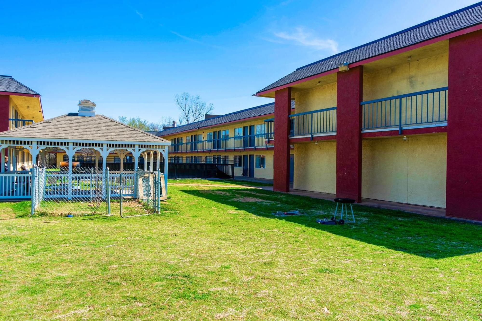 Castle Inn & Suites By Oyo Chickasha Esterno foto