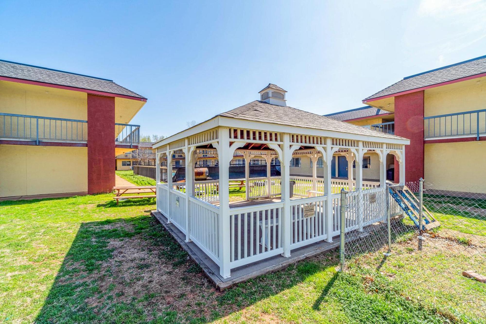 Castle Inn & Suites By Oyo Chickasha Esterno foto