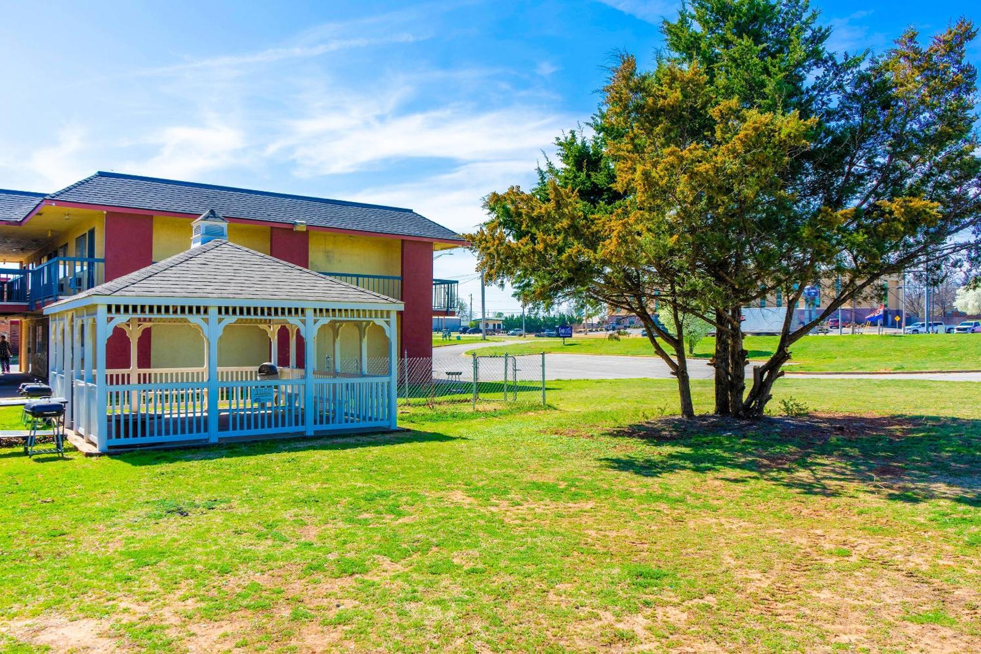 Castle Inn & Suites By Oyo Chickasha Esterno foto