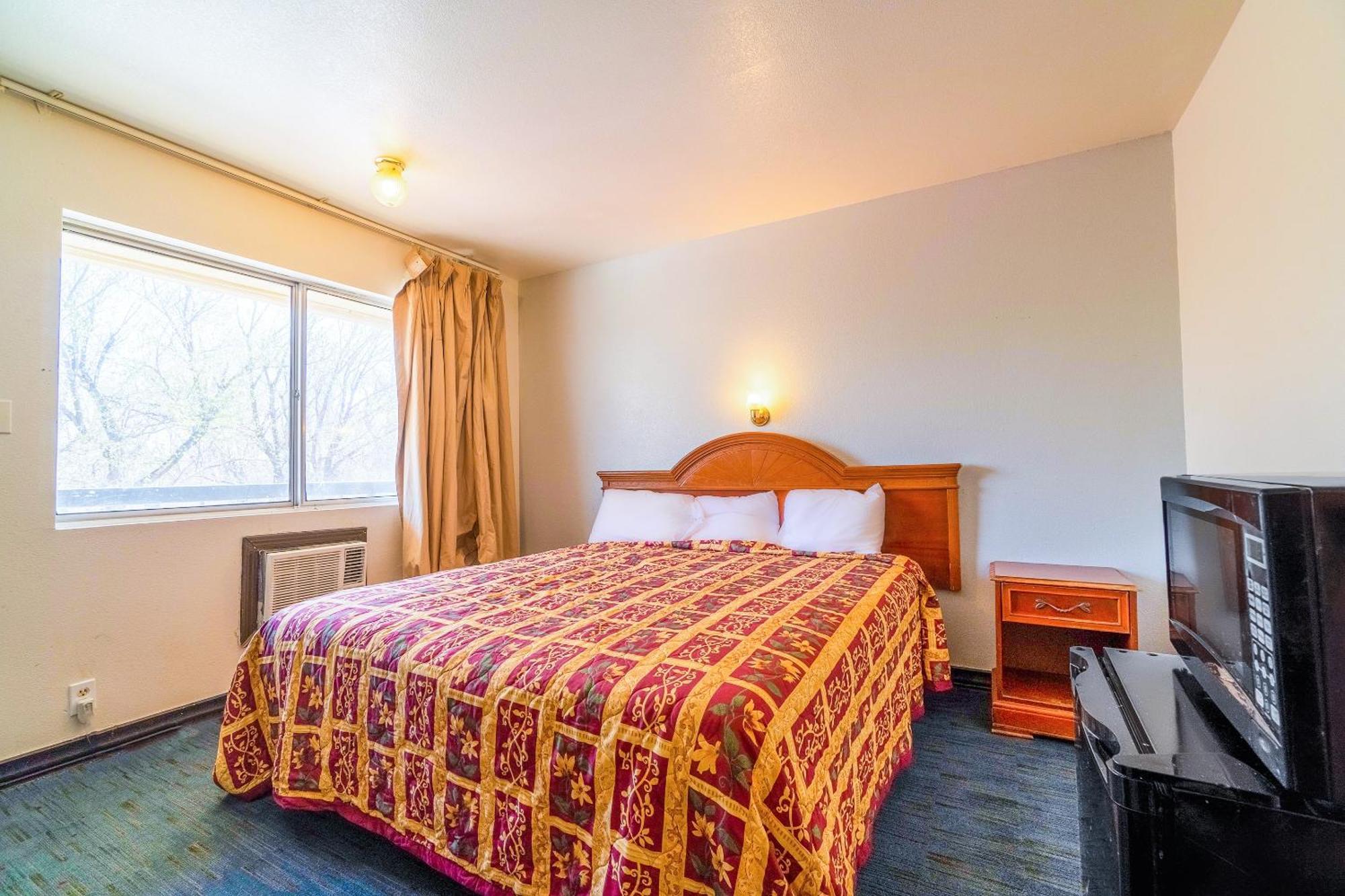 Castle Inn & Suites By Oyo Chickasha Esterno foto