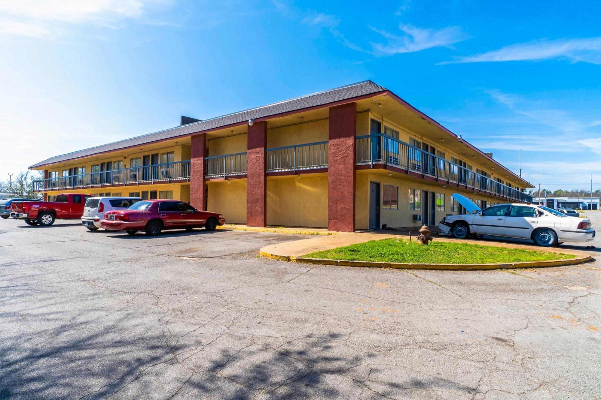 Castle Inn & Suites By Oyo Chickasha Esterno foto