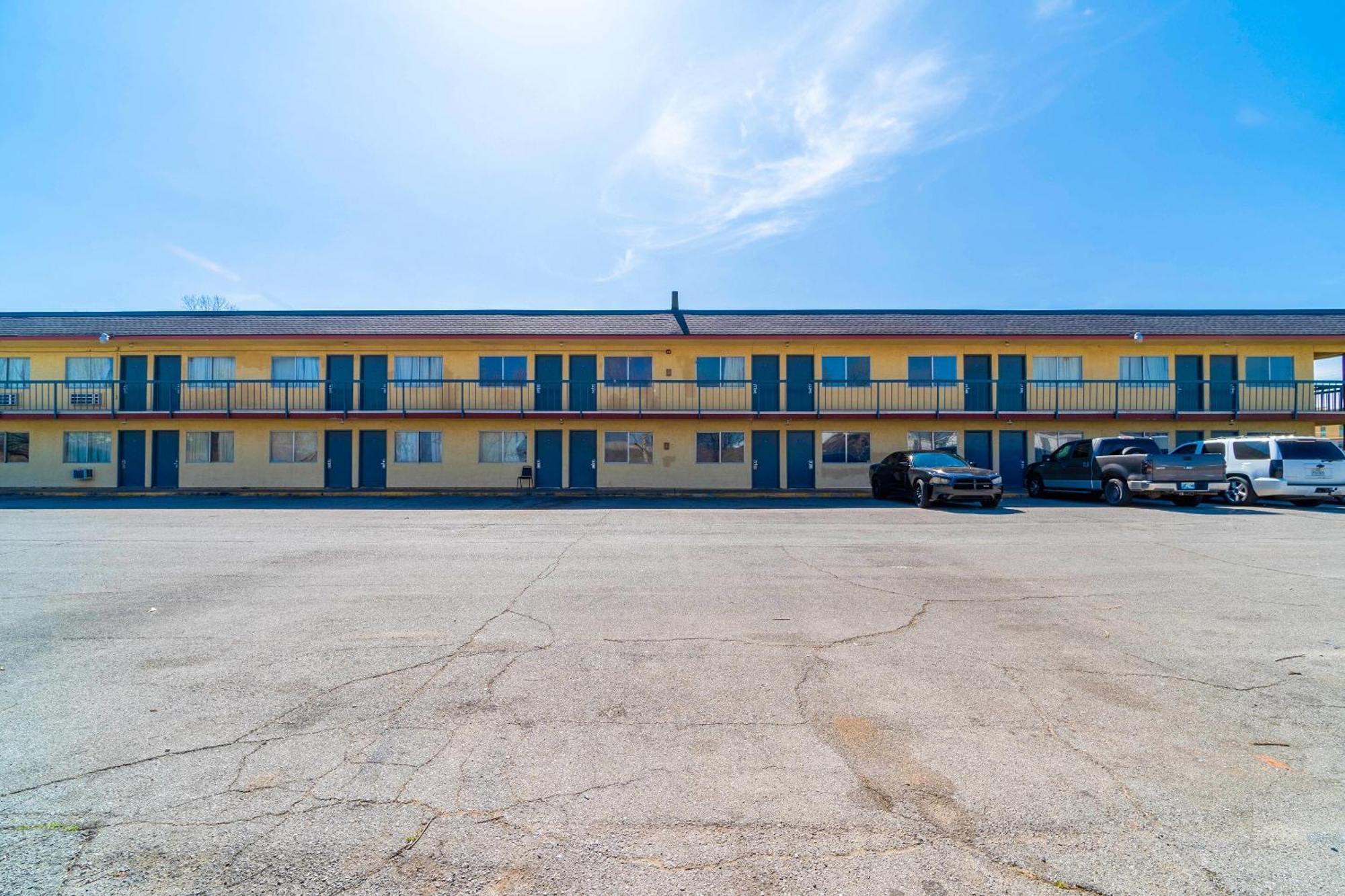 Castle Inn & Suites By Oyo Chickasha Esterno foto