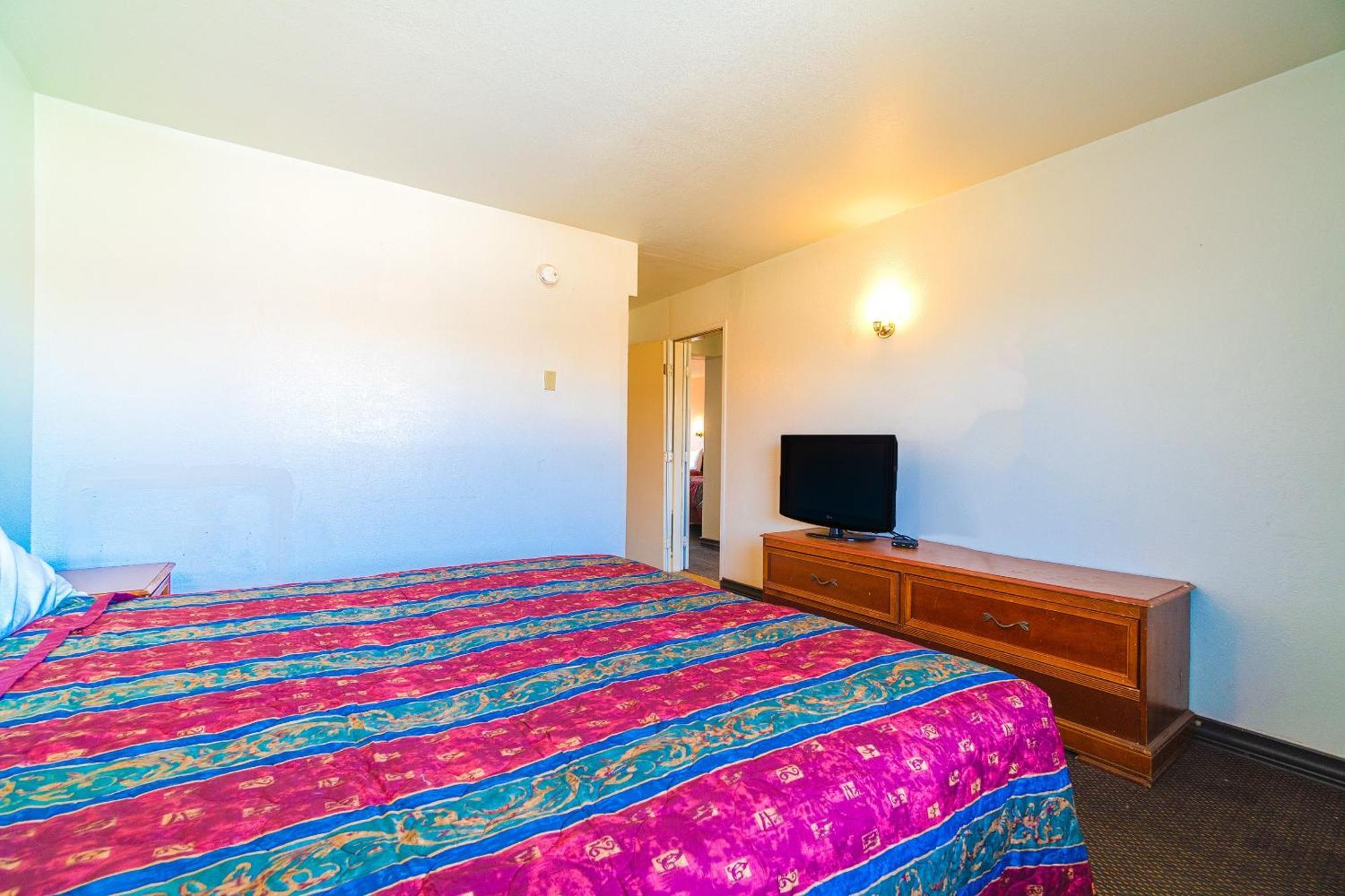 Castle Inn & Suites By Oyo Chickasha Esterno foto