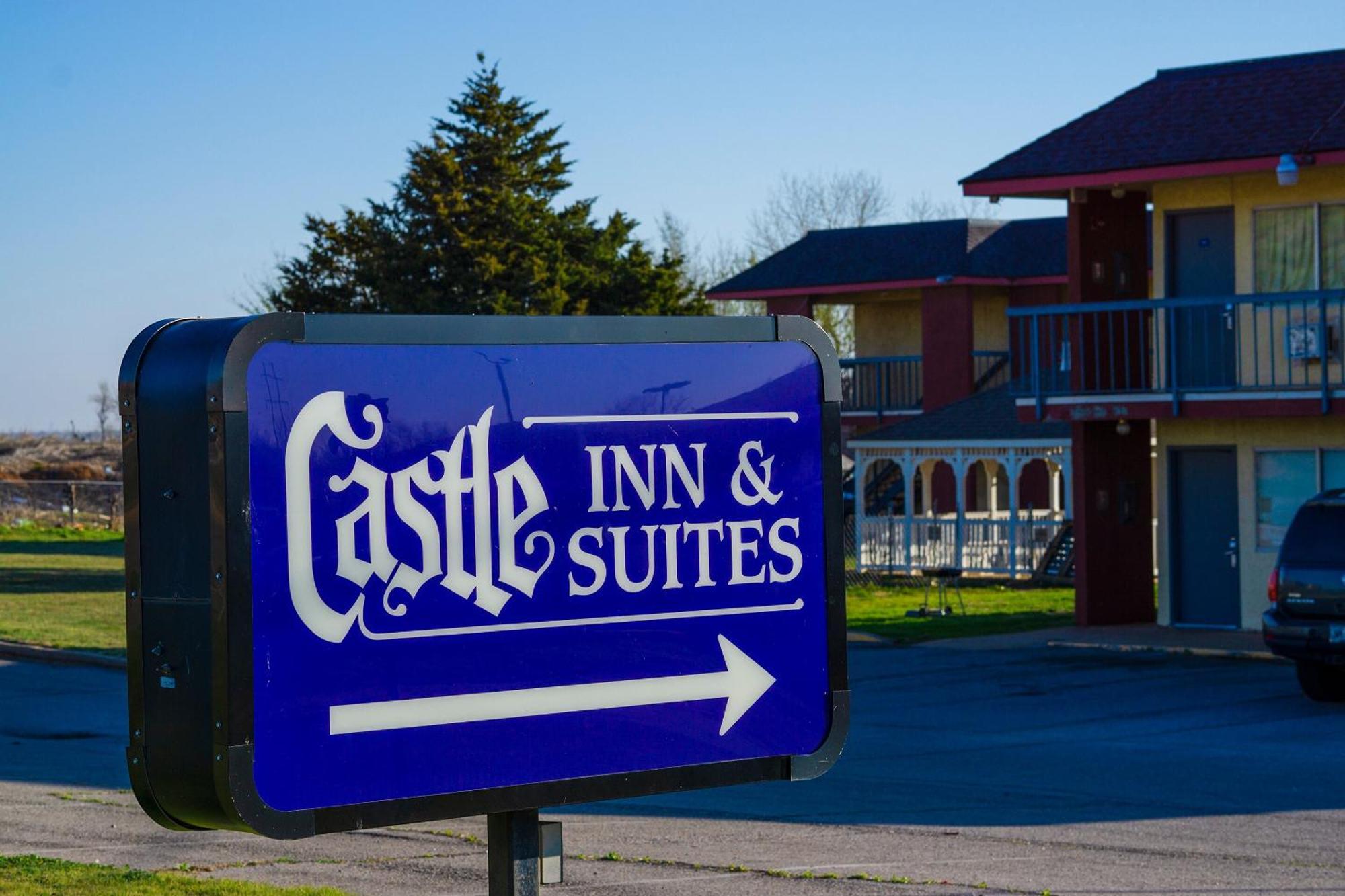 Castle Inn & Suites By Oyo Chickasha Esterno foto