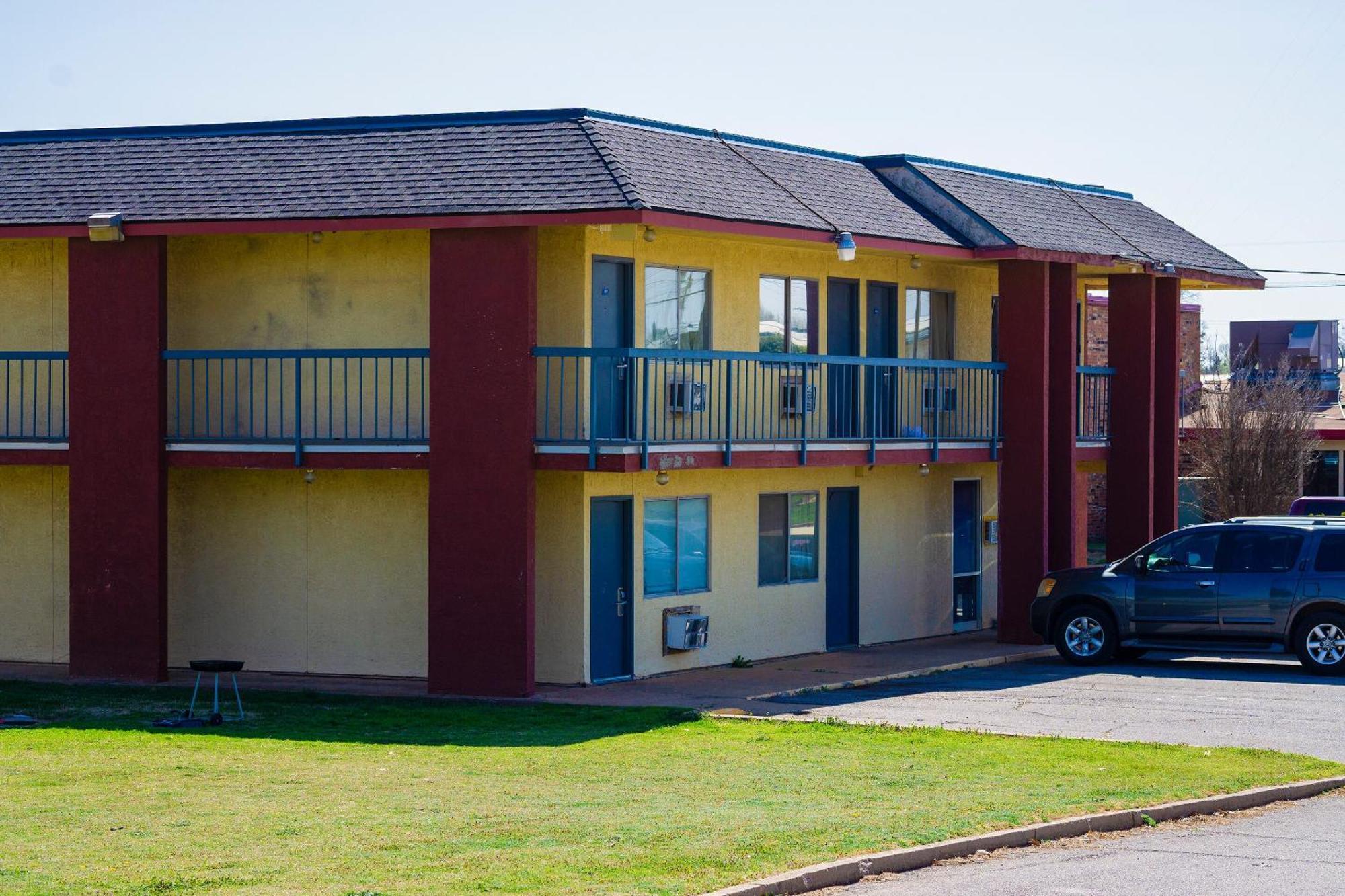 Castle Inn & Suites By Oyo Chickasha Esterno foto
