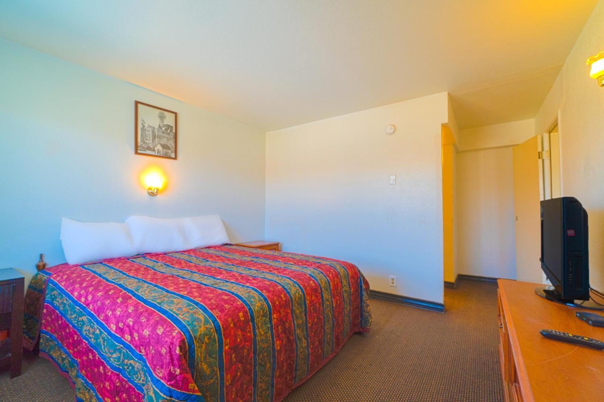 Castle Inn & Suites By Oyo Chickasha Esterno foto