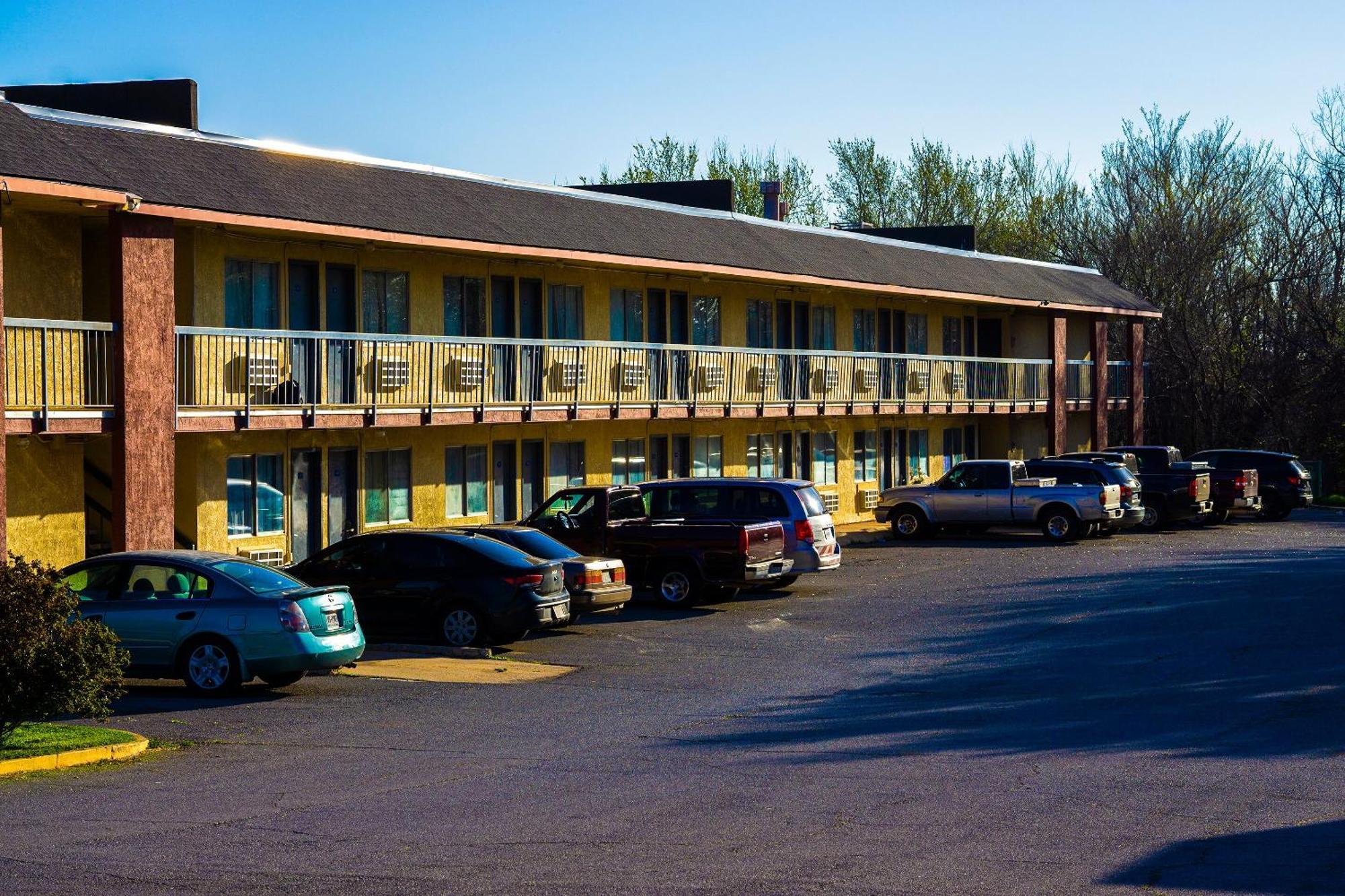 Castle Inn & Suites By Oyo Chickasha Esterno foto