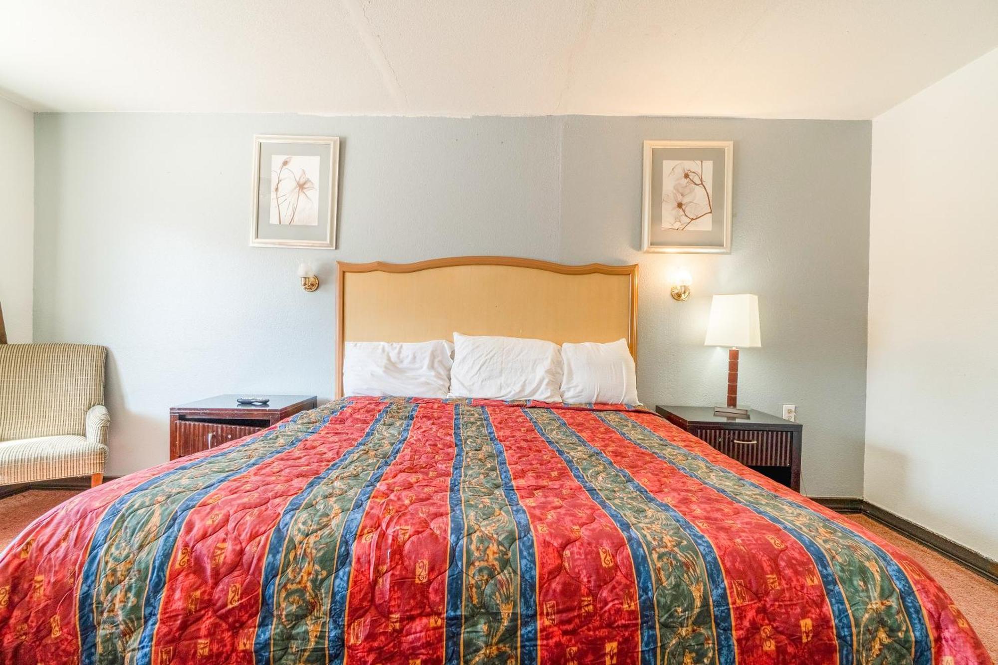 Castle Inn & Suites By Oyo Chickasha Esterno foto