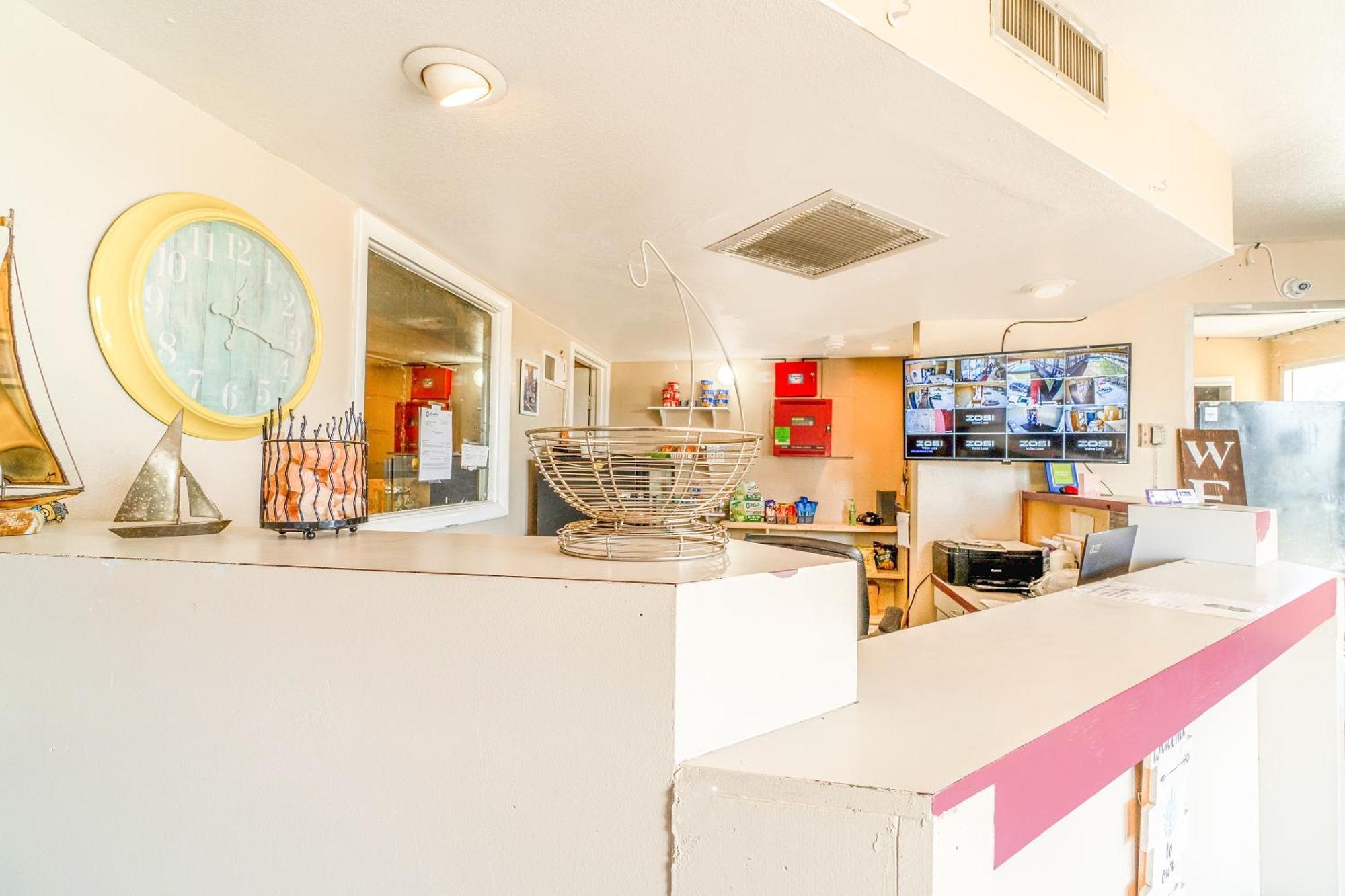 Castle Inn & Suites By Oyo Chickasha Esterno foto