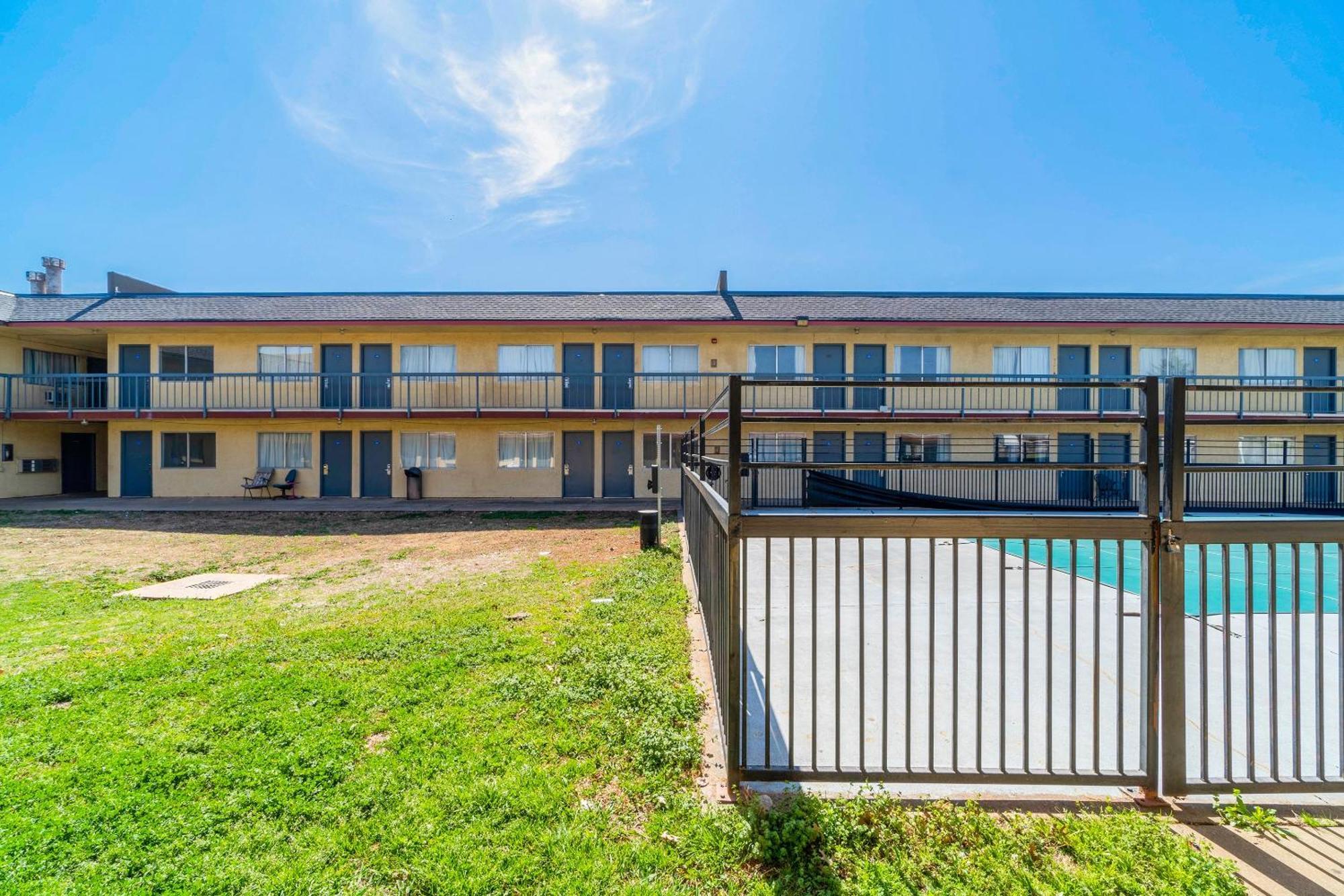 Castle Inn & Suites By Oyo Chickasha Esterno foto