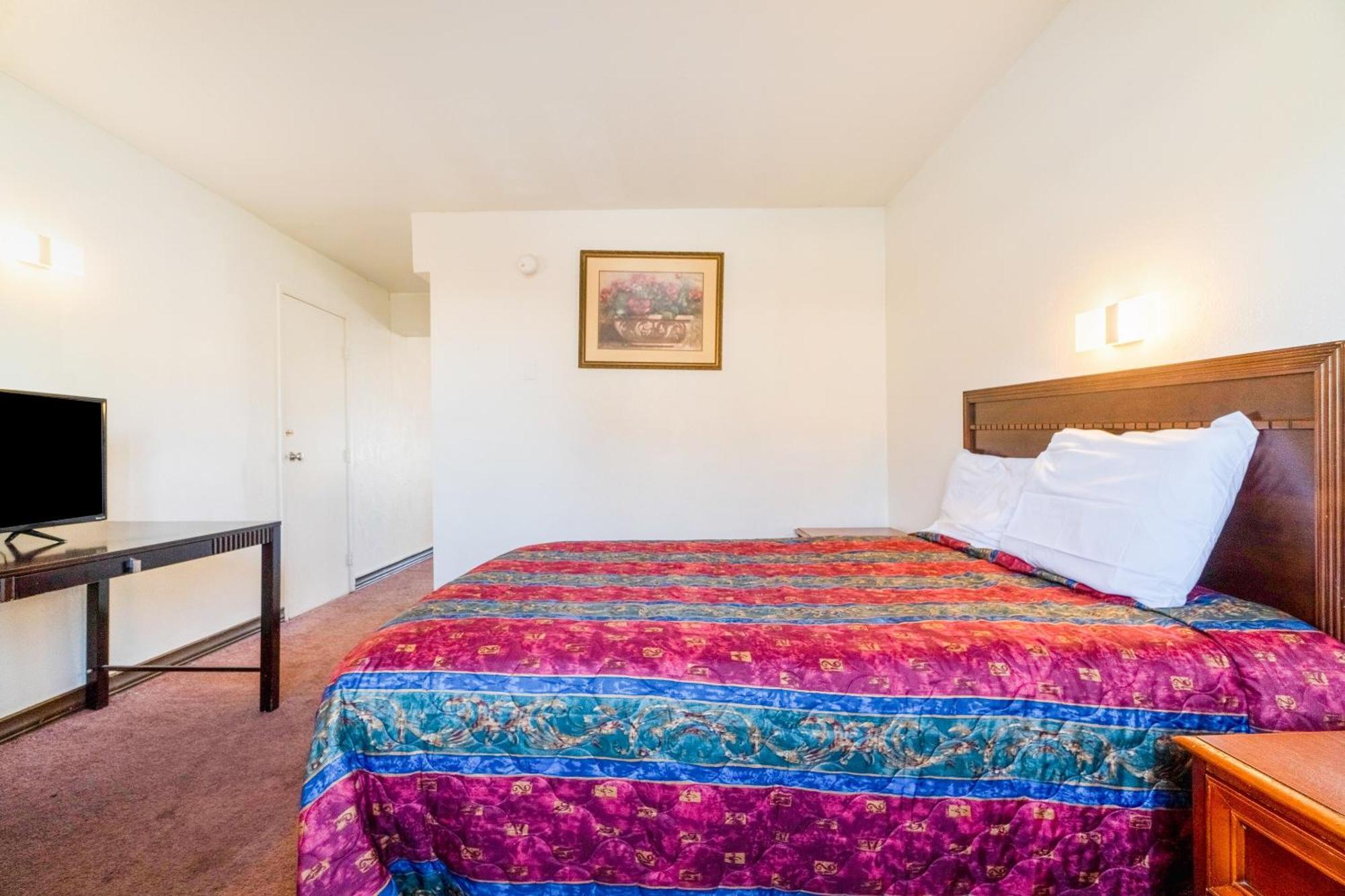 Castle Inn & Suites By Oyo Chickasha Esterno foto