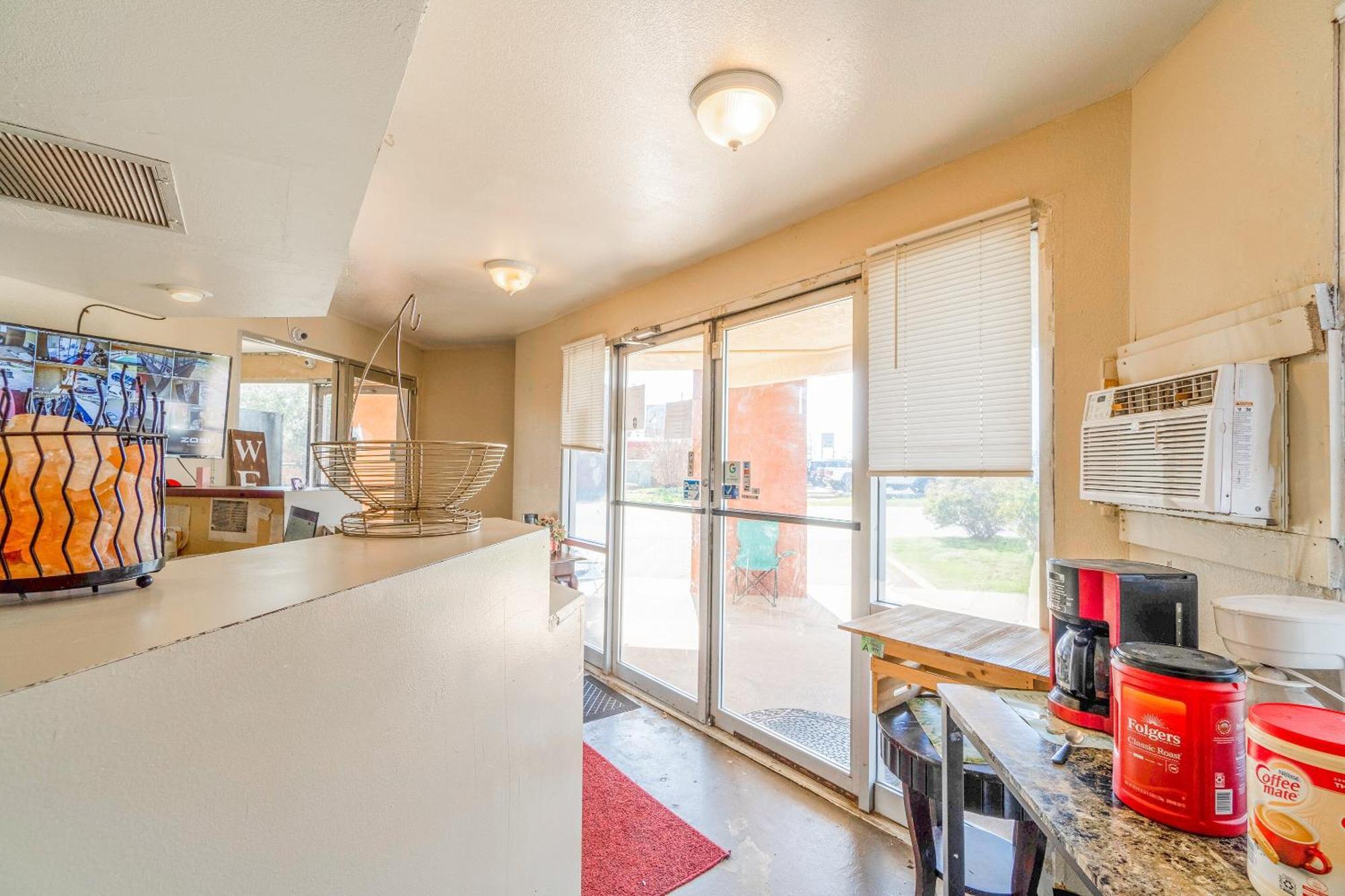 Castle Inn & Suites By Oyo Chickasha Esterno foto