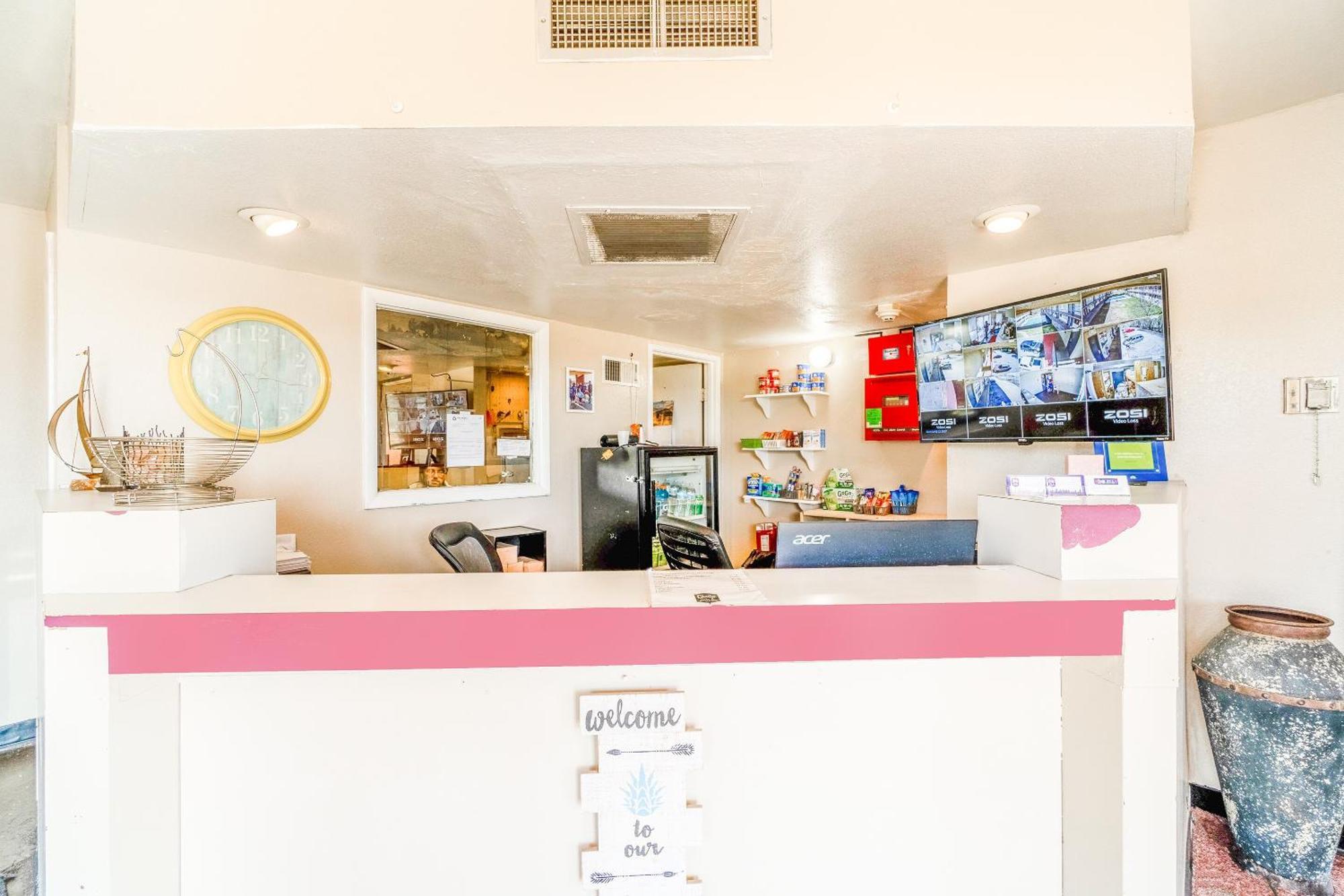 Castle Inn & Suites By Oyo Chickasha Esterno foto