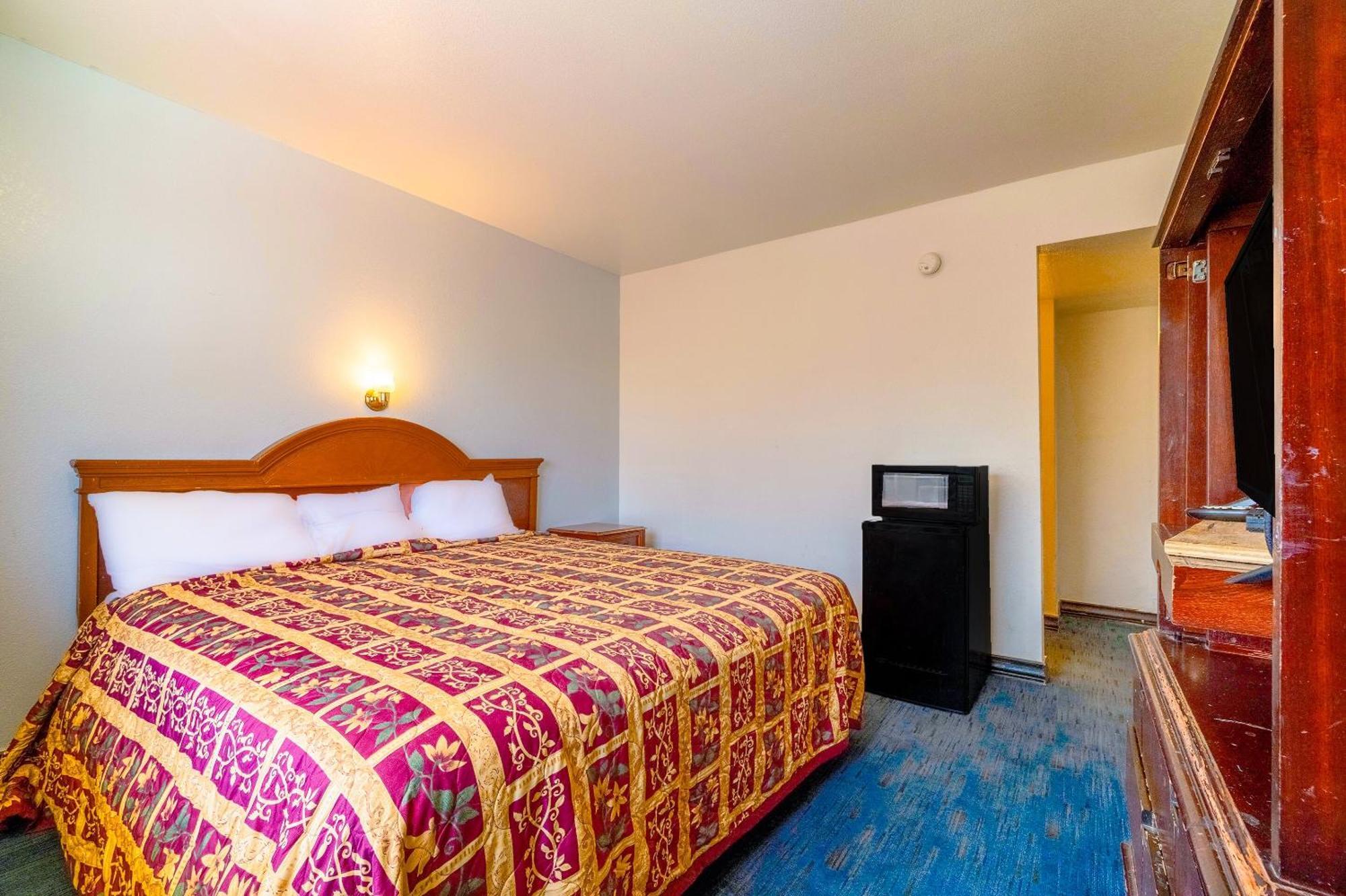 Castle Inn & Suites By Oyo Chickasha Esterno foto