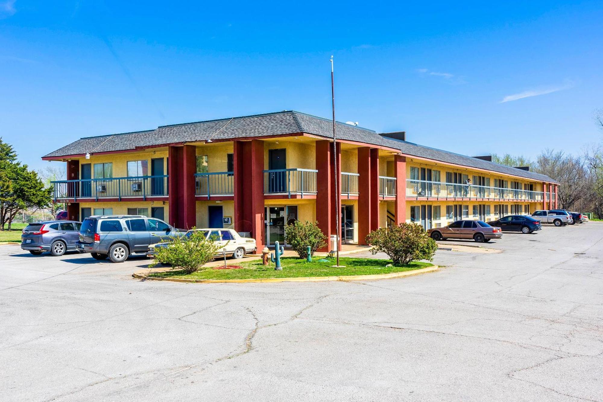 Castle Inn & Suites By Oyo Chickasha Esterno foto