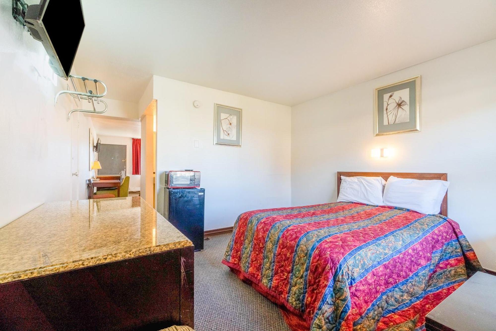 Castle Inn & Suites By Oyo Chickasha Esterno foto
