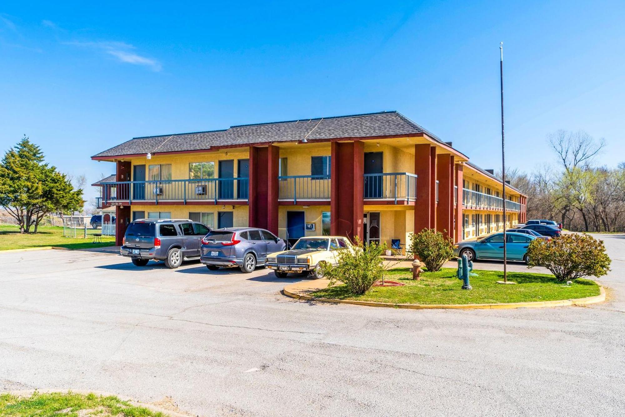 Castle Inn & Suites By Oyo Chickasha Esterno foto