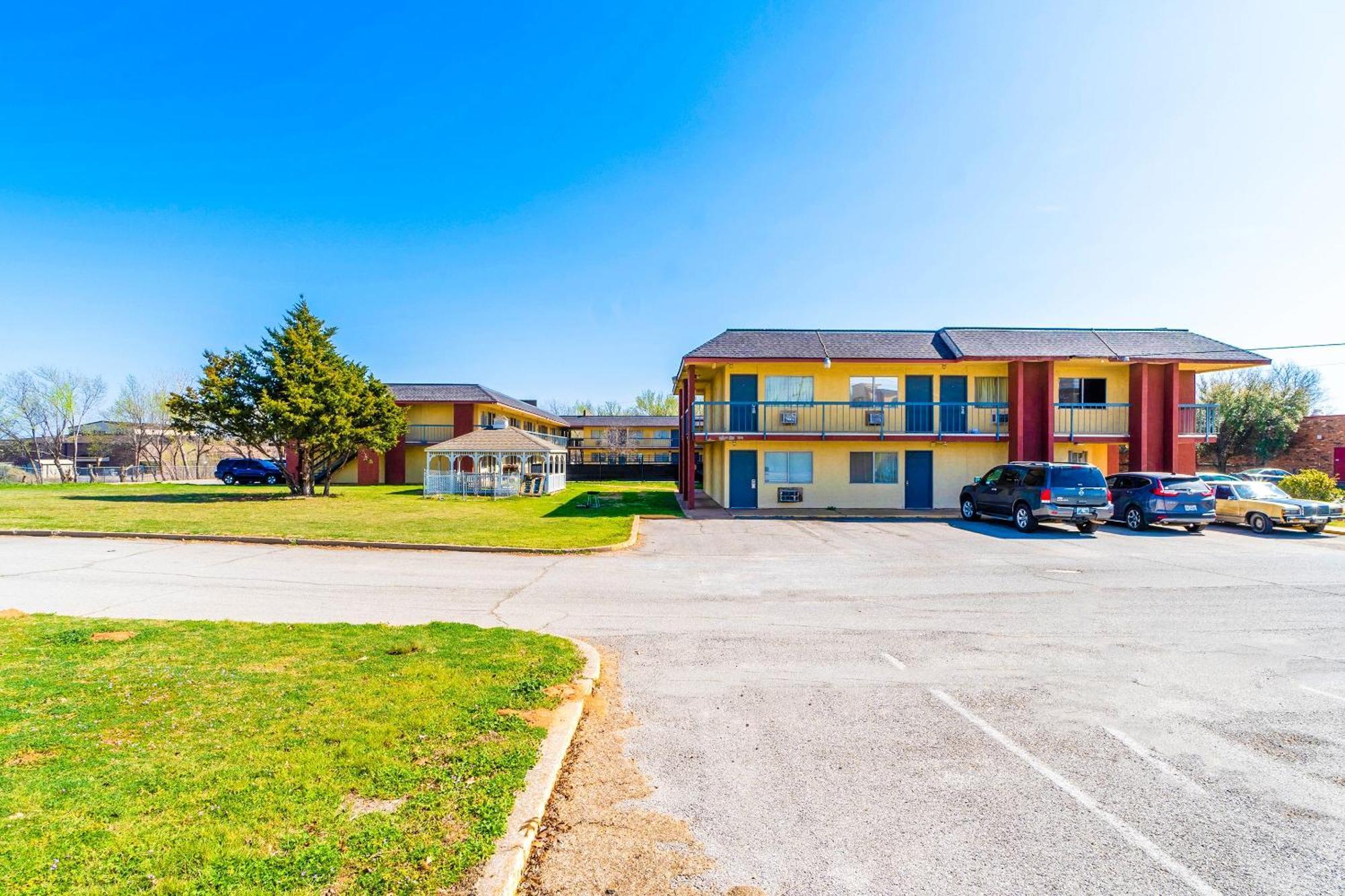Castle Inn & Suites By Oyo Chickasha Esterno foto