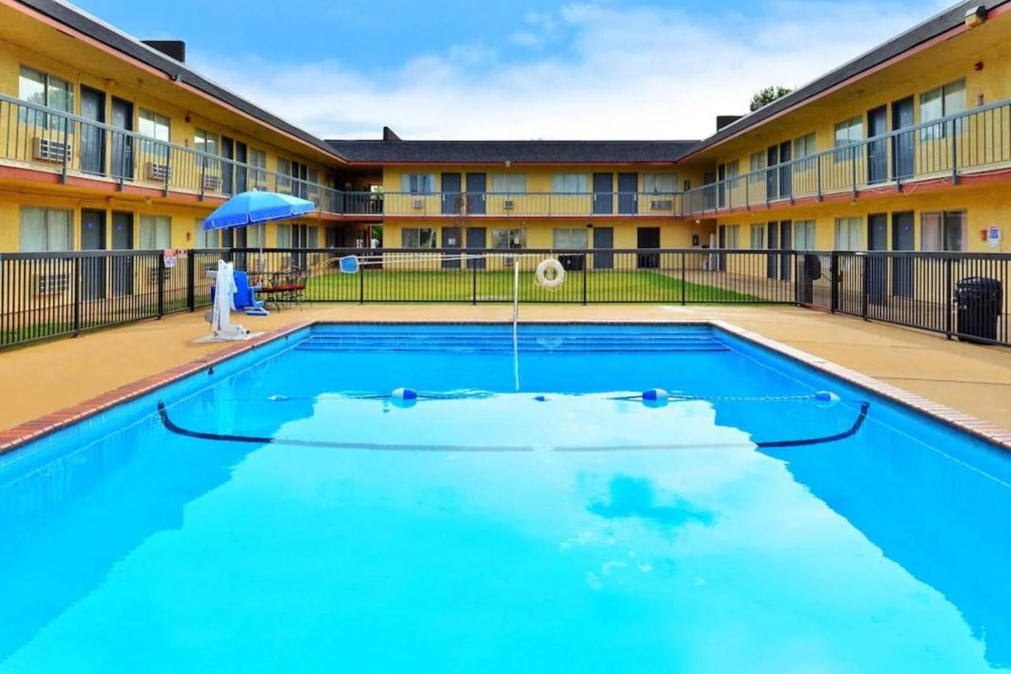 Castle Inn & Suites By Oyo Chickasha Esterno foto